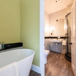 4.3 Normaton Studio Suite - bathroom