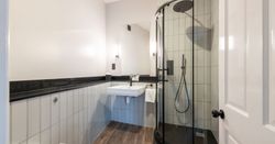4.4 Normaton Studio Suite - full bathroom