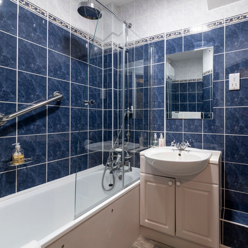 Comfy King - Room 2 bathroom