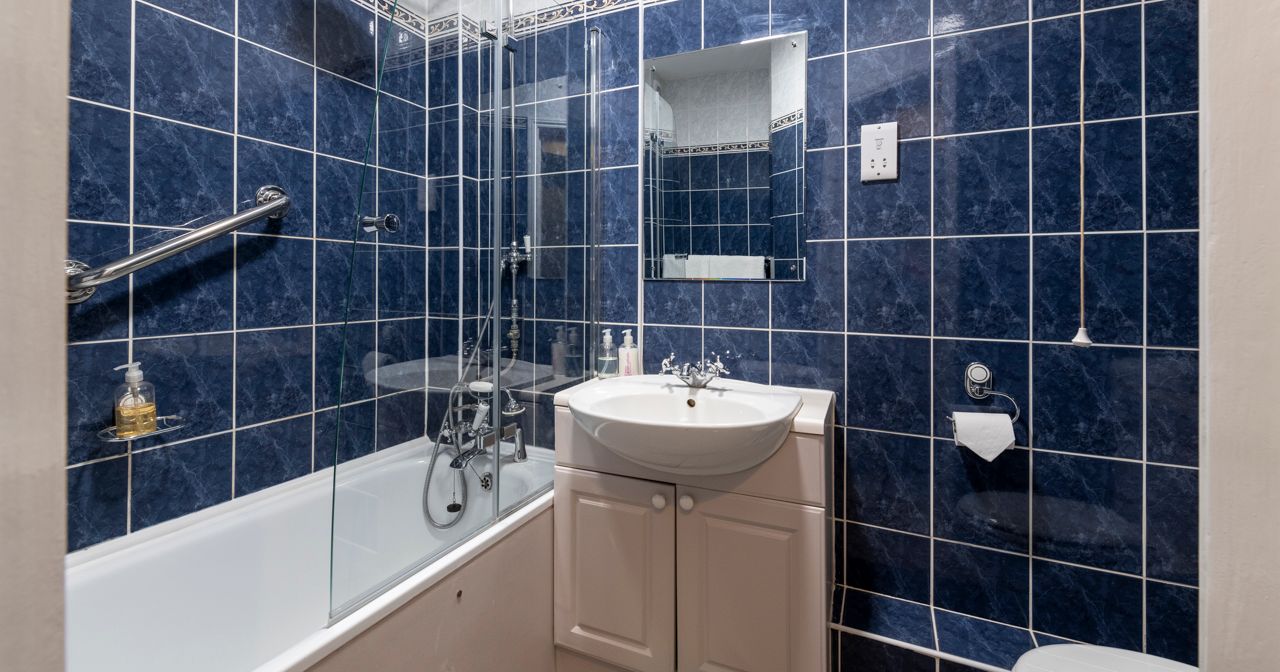 Comfy King - Room 2 bathroom