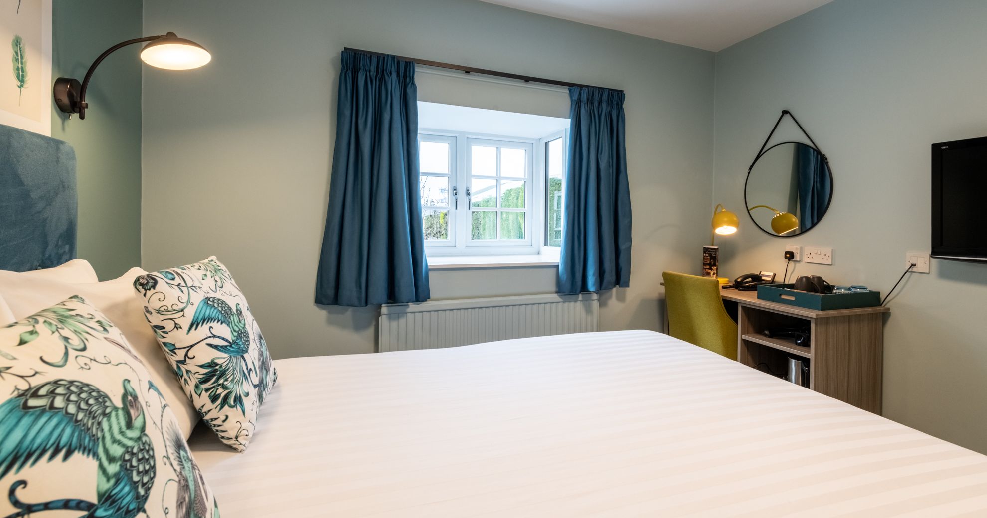 Room 12 - Cosy King - Desk