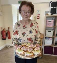 Lady with cakes