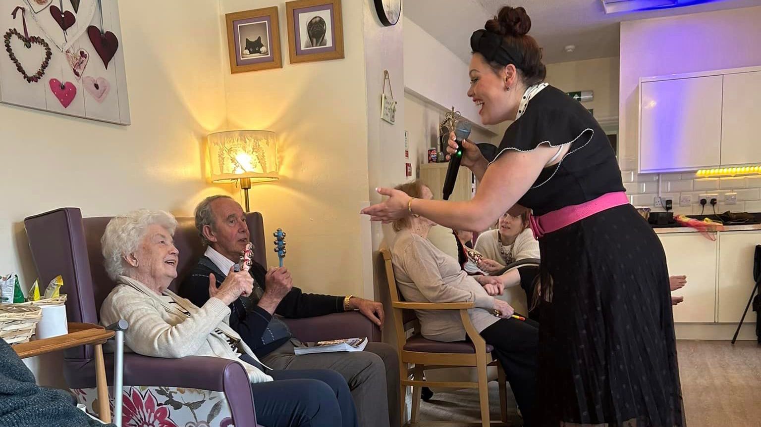 A live singer visiting the home