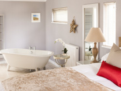 Romantic lodge with free standing bath and hot tub