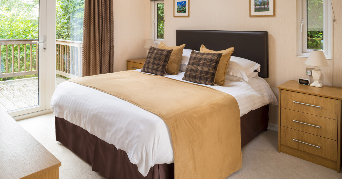 FairyDale main bedroom with large bed and access to a balcony