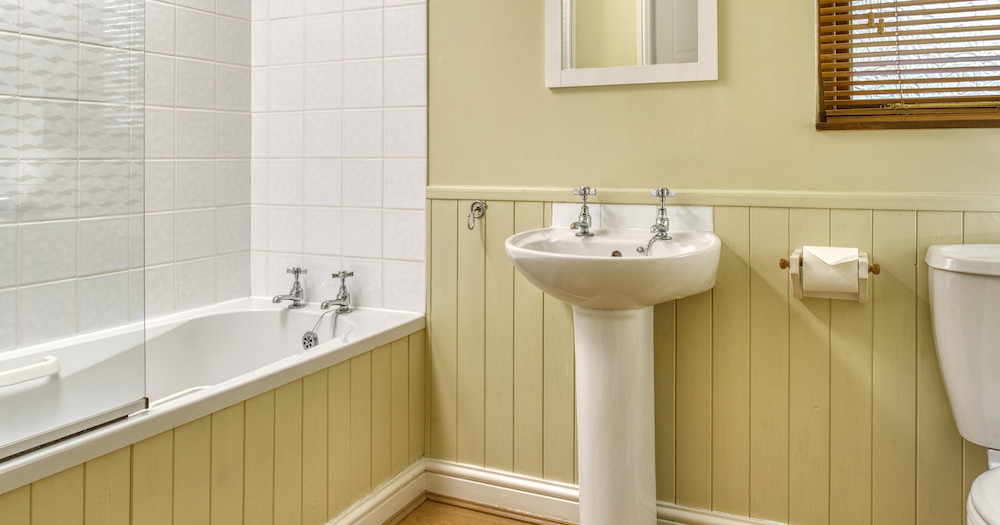 Kingfisher Lodge Bathroom with shower over the bath