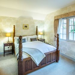 Queen Deluxe Room