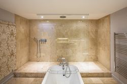Queen Deluxe Room