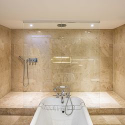 Queen Deluxe Room