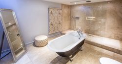 Queen Deluxe Room