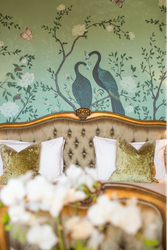Wallpaper with painting of two birds
