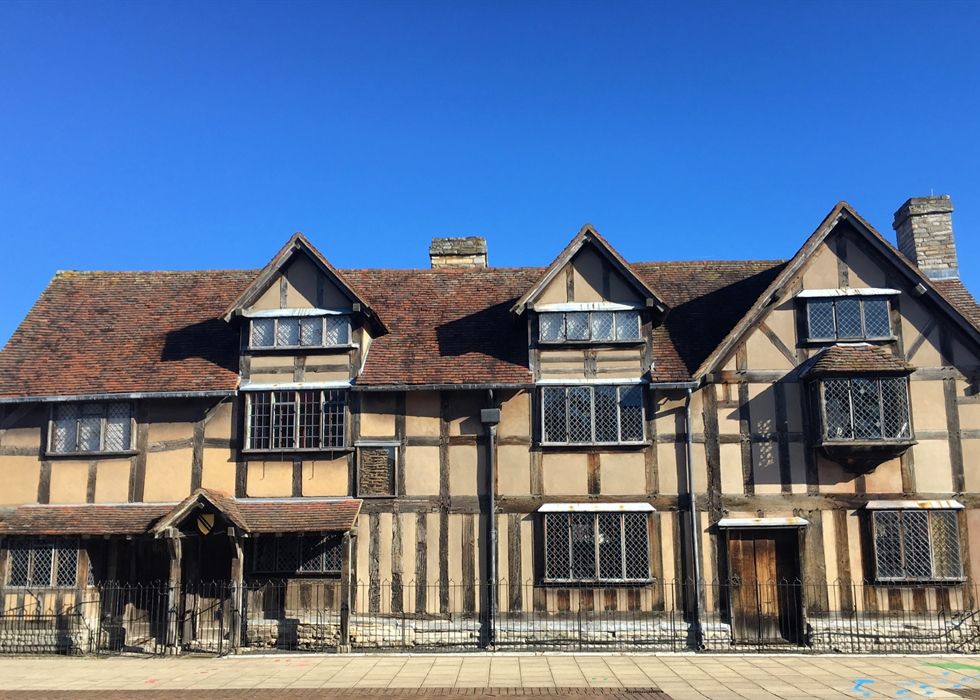 Timber-framed Tudor house of William Shakespeare’s birthplace on Henley Street, Stratford-upon-Avon, under a clear blue sky.